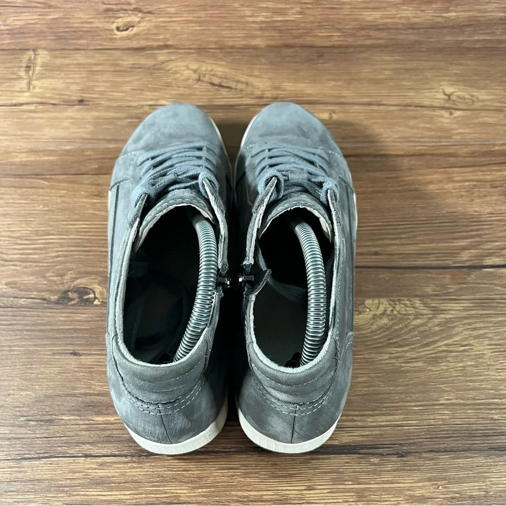 Dansko ships within